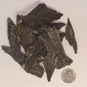 Cianita Negra "Escoba de Bruja" en Bruto x 100 g
